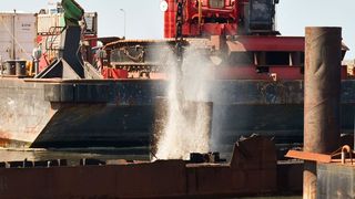 18 t schwere Blechplatten werden als „Fallbeile“ verwendet, wenn havarierte Containerschiffe schnell beseitigt werden müssen. Ein niederländischer Abwrackspezialist brauchte schnellen Nachschub in Form von zwei Großblechen. Der kam dann auch ziemlich flott aus der Hand von Jebens. (Watse Roorda)