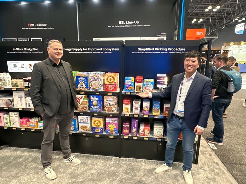 Dirk Bürger und Sounghyun Oh (Solum) werden die Preise später in den Geschäften vergleichen. (Bild: Vogel IT-Medien GmbH)