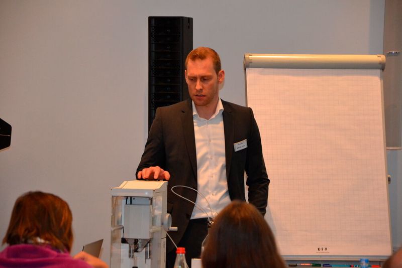 Der Vortrag von Pascal Weinelt von Mettler Toledo war gleichzeitig Live-Demonstration einer automatischen Probenvorbereitung für die sichere und schnelle Herstellung von Standardlösungen. (LABORPRAXIS)