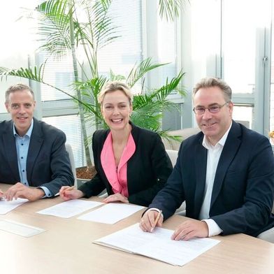 Von links: Staatssekretär Dr. Markus Richter (BMDS), Hauptgeschäftsführerin Manja Schreiner (IHK) und CDO Florian Hauer (Land Berlin), bei der gemeinsamen Unterzeichnung des Letters of Intent. (Bild: BMDS)