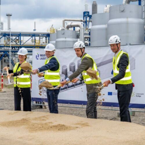 From left to right: Anne Francken, Kaufmännische Geschäftsführerin BASF InfraService & Solutions Lausitz; Jürgen Fuchs, Vorsitzender der Geschäftsführung BASF InfraService & Solutions Lausitz; Nils Aldag, CEO Sunfire; and Christian von Olshausen, CTO Sunfire.(Source:  © BASF InfraService & Solutions Lausitz)