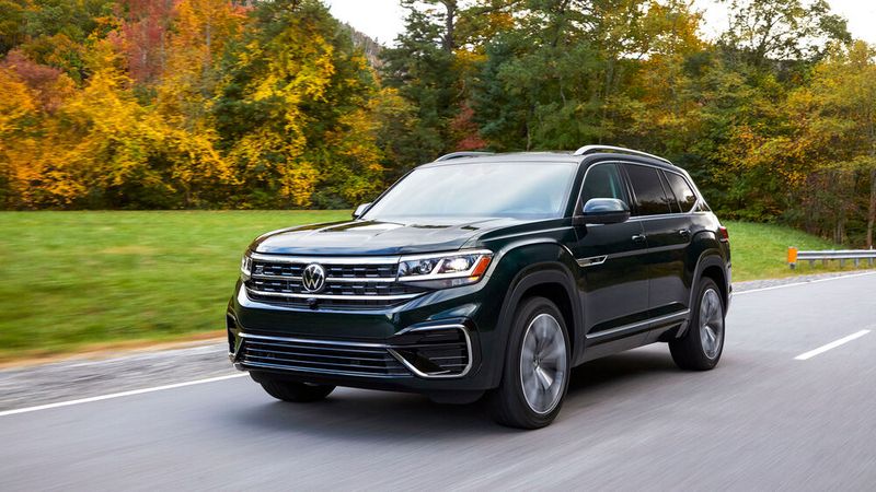 Als die Niedersachsen dann mit dem gut 5 Meter langen Atlas endlich ein passendes SUV-Modell nachgeschoben haben, sind sie sich mit dem Dieselskandal selbst in die Parade gefahren. (Bild: VW)