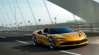 Ferrari hat mit dem SF 90 Spider eine offene Version des Stradale vorgestellt. (Bild: Auto-Medienportal.Net/Ferrari)