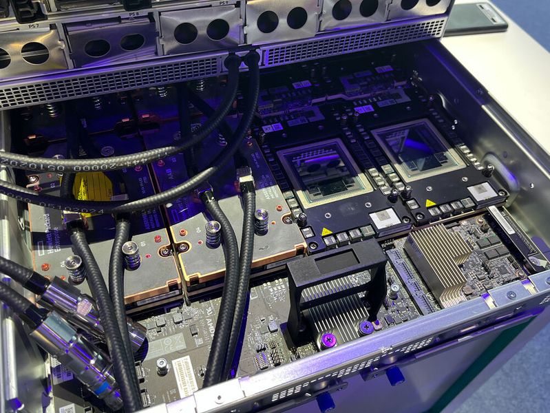 Die Flüssigkeitskühlung der AMD-GPUs im Detail (Bild: Vogel IT-Medien)