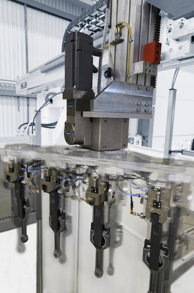 Das mechatronische Schunk-Drehmodul ERM 160 kann hohe Lasten beliebig positionieren. Da sich alle gängigen Industrie-Servomotoren adaptieren lassen, kann der Pleuelgreifer schnell und einfach in unterschiedlichste Anlagen integriert werden. (Bild: Schunk)