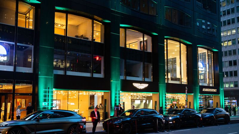 Auch nachts ist der Flagshipstore ein Hingucker. (Bild: © LANDON NORDEMAN, ALL RIGHTS RESERVED, 2023)