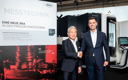 Dr.-Ing. Masahiko Mori, Präsident und CEO von DMG Mori, begrüßt Manuel Hüsken, CEO und Vorsitzender Geschäftsführer der Mahr-Gruppe. Hintergrund ist der Beitritt von Mahr in das DMQP-Netzwerk. Aber auch Kyocera Unimerco gehört jetzt dazu. Hier mehr zu allem ...(Bild:  DMG Mori)