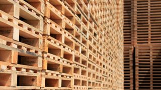 Wem gehören die Paletten? Eine Frage, die immer wieder zu Streit zwischen Unternehmen aus Industrie, Handel oder auch Logistik und Transportunternehmer führt. (Bild: david debray - stock.adobe.com)