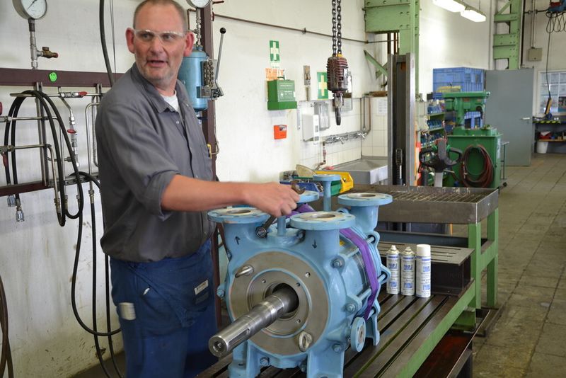 „Operation am offenen Herzen“ – Mitarbeiter von Infraserv Knapsack zeigen, worauf es bei der statischen Druckprobe ankommt. (Bild: Hüser/PROCESS)