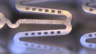 Bild 3: Nitinol-Stent mit sogenannten Depot-Strukturen, die jeweils 30 µm × 45 µm groß sind. (Bild: LLT Applikation)