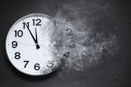 Verschwenden wir bei der Arbeit zu viel Zeit mit überflüssigen Aufgaben?(Bild:  New Africa - stock.adobe.com)