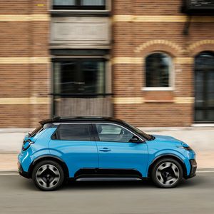 Die Neuauflage des Nissan Micra basiert auf dem Renault 5.(Bild:  Nissan)