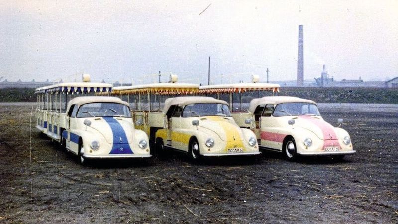 Die 14,5 Meter langen Züge wogen leer 3,1 Tonnen, beladen 5,5 Tonnen. Ohne Passagiere durften sie 60 km/h, mit Passagieren 35 km/h schnell unterwegs sein. Für den Betrieb auf öffentlichen Straßen verfügten sie über eine Sondergenehmigung. (Bild: Sammlung porschelok.de)