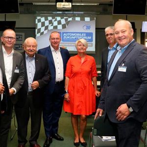 Illustre Gesellschaft beim Automobilen Zukunftsforum: (v. l.) Jeffrey Kilian, Sprecher freie Werkstätten im ZDK; Guido Kutschera, Vorsitzender der Geschäftsführung Dekra Automobil GmbH; Jürgen Karpinski, Präsident Deutsches Kraftfahrzeuggewerbe; Peter Börner, Präsident Zentralverband Karosserie- und Fahrzeugtechnik; Corina Reifenstein, Präsidentin der Handwerkskammer Cottbus, und ganz rechts Detlef Peter Grün, Bundesinnungsmeister Kfz-Gewerbe.(Bild:  Klasing)