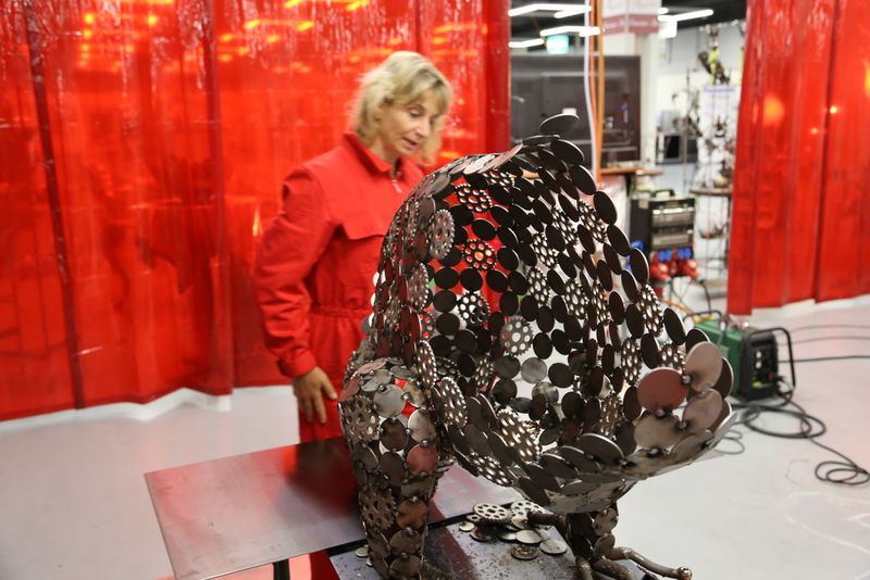 Renate Güntensperger et Louis U. Wagner les deux acteurs artistes à l'origine de ces dragons de métal, mobiliers extraordinaires et décorations d'intérieur originales. (Image: MSM / JR Gonthier)