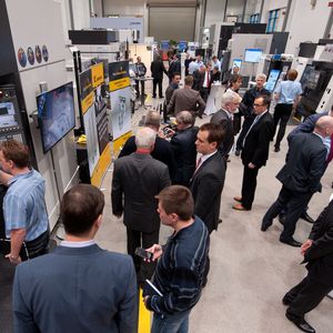 250 Besucher aus elf Ländern hatten sich bei Okuma in Krefeld zur EMO-Nachlese eingefunden.