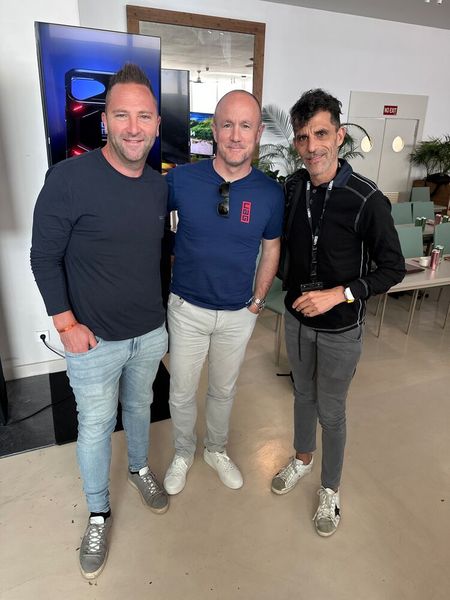 Extra aus Südafrika sind (l.) Zev Cherniak und Warren Berman (Gammatek) für Fraser Heaslip (UAG) angereist (Bild: Vogel IT-Medien GmbH)