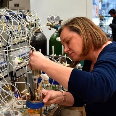 Cabbi researcher Teresa Martin of the University of Illinois Urbana-Champaign assembles the motor on the DasBox bioreactor used for yeast fermentation in the study on cost-effective production of 3-Hydroxypropanoic acid (3-HP). (Source: Center for Advanced Bioenergy and Bioproducts Innovation (Cabbi))