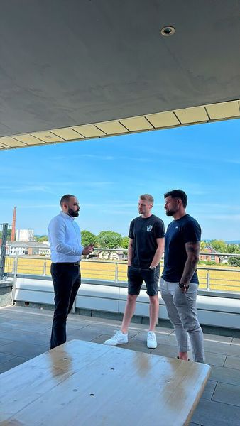 Jean-Ric Weikert (SanDisk) ist heute auch zufällig zu Besuch bei Christian Welteroth und Anderas Bajohr (BAB).  (Bild: Vogel IT-Medien)