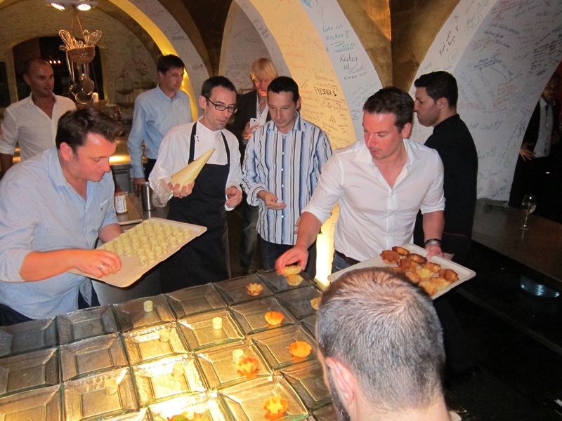 Oliver Kau (r., S&K) hatte ein Händchen für die frischen Waffeln. (Bild: IT-BUSINESS)