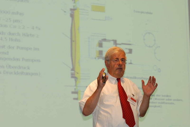 Praxiserfahrung pur: Dr. Friedrich-Wilhelm Hennecke, ehemaliger Leiter des Pumpenzentrums der BASF, weiß genau, wo den Anwender der Schuh drückt und führt durch das Seminar.  (Bild: PROCESS)
