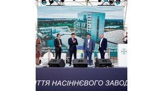 Offizielle Einweihung der neuen Saatgutaufbereitungsanlage von Bayer: (v.l.n.r.) Dirk Backhaus, Mitglied des Executive Leadership Teams der Bayer-Division Crop Science und verantwortlich für Product Supply, Victor Sheremeta, Stellvertretender Minister für Landwirtschaftspolitik und Ernährung der Ukraine, Igor Gundych, Leiter der ukrainischen Regionalverwaltung Zhytomyr, und Sergiy Krolevets, Vorstandvorsitzender von Eridon, dem verantwortlichen Bauunternehmen. (Bild: Lanxess)