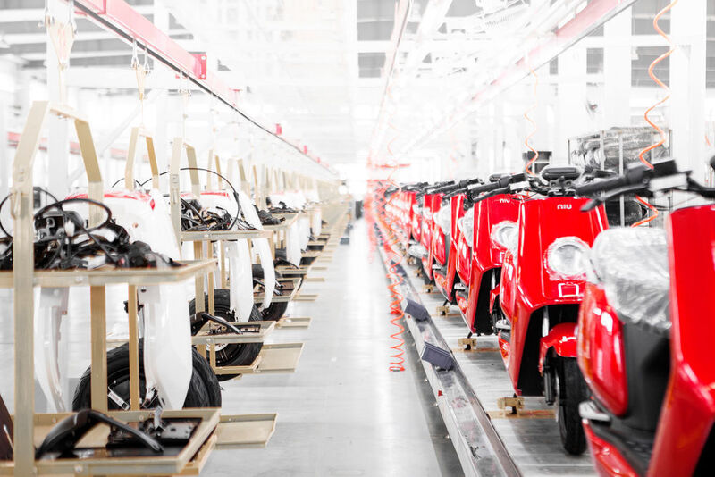 Für die Produktion hat das Unternehmen in Changzhou in China eine neue 20.000 m² große Fabrik mit einer Jahreskapazität von 1,5 Millionen Fahrzeugen hochgezogen, in der laut Herstellerangaben etwa 200 Mitarbeiter nach europäischen Qualitätsstandards die Roller bauen. (Niu/KSR Group)