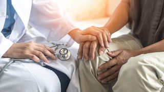„Klassisch“ in der eigenen Praxis: Hier arbeiten bis dato noch die meisten niedergelassenen Ärzte. Doch die Zahlen zeigen, dass immer mehr flexiblere Arbeitsformen, wie eine Anstellung oder eine Teilzeitbeschäftigung wählen.  (©Chinnapong – stock.adobe.com)