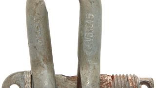 Schäkel (1 t Tragfähigkeit) und Bolzen sind an der Berührungsstelle zur Lastaufnahme stark verschlissen, daraus resultiert die Verformung beider Teile. (Heidkamp)