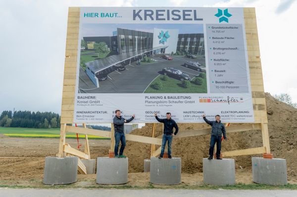 Die drei Kreisel-Brüder beim ersten Spatenstich (von links): Markus Kreisel, Philipp Kreisel und Johann Kreisel jun. (Bild: Martin Pröll/Kreisel Electric)