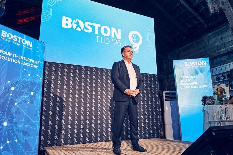 Andreas Hansen (Boston) heißt alle Gäste willkommen. (Bild: Boston)
