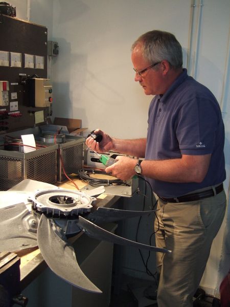 Ein defekter EC-Ventilator bekommt ein neues Leben als Mini-Windrad. (Bild: EBM-Papst)