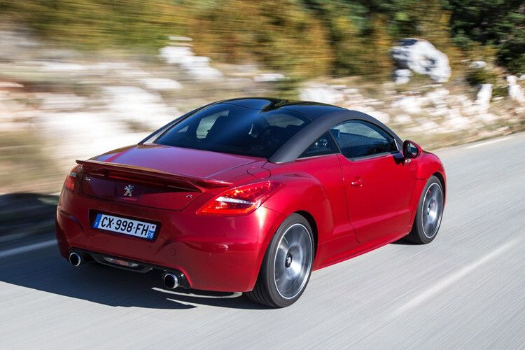 Mit der Topversion „R“ bekommt die Baureihe eine Motorisierung, die auch Performance-Liebhabern das Wasser im Munde zusammenlaufen lässt. Dennoch gibt auch sie sich recht genügasm. Der Normverbrauch des Peugeot RCZ R liegt laut Hersteller bei 6,3 Liter/100 km. (Foto: Peugeot)