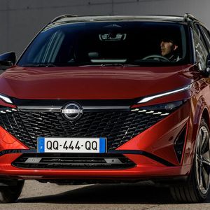 Der Kühlergrill des Qashqai besteht jetzt aus Dutzenden von dreidimensional-kommaförmigen Elementen, die in schwarzer Hochglanzfarbe lackiert sind.(Bild:  Nissan)