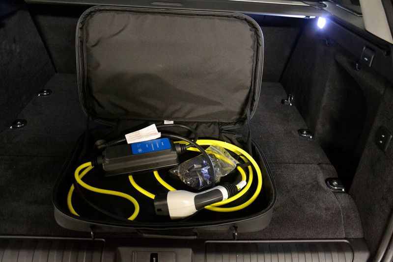 Das Ladekabel für den 220-Volt-Hausanschluss befindet sich in einer Tasche im Kofferraum. (Michel / »kfz-betrieb«)