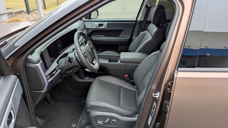 Der Innenraum ist geräumig, gut ausgestattet und penibel verarbeitet – Prädikat „besonders einladend“. (Bild: Rosenow – VCG)