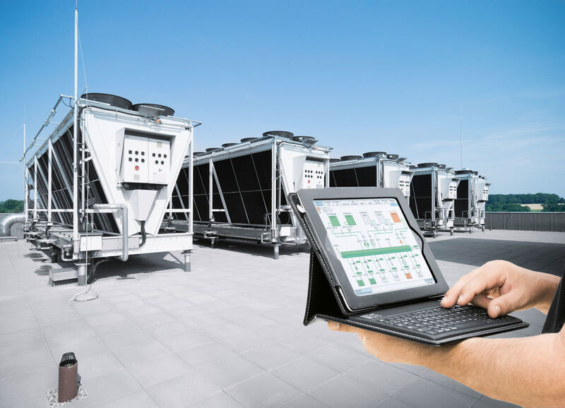 Blick in die Technologiefabrik von Festo in Scharnhausen: Per Tablet-Computer können die Experten den sicheren Betrieb der Gebäude und Anlagen überwachen. (Bild: Festo)