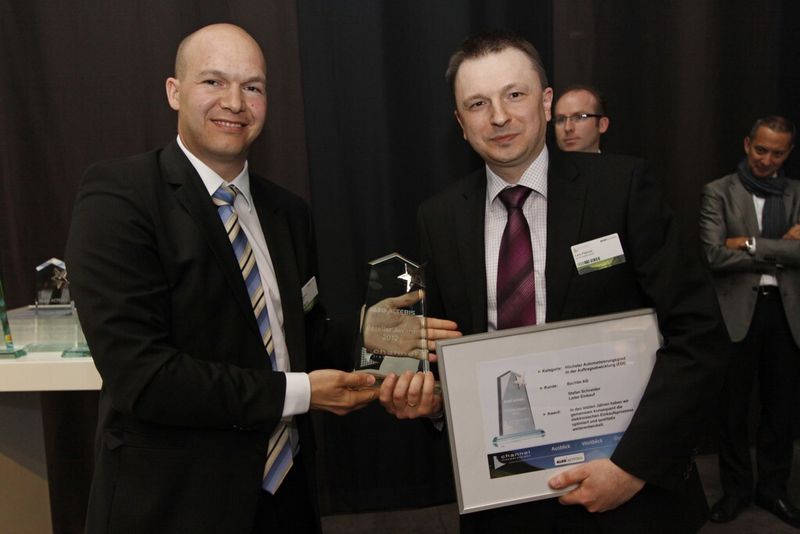 Stefan Klinglmair (links), Vice President Retail und Volume Distribution bei ALSO Actebis, verleiht den Award für die höchste Automatisierung in der Auftragsabwicklung an Lars Pekoch, Key Account Manager für die Bechtle-Gruppe bei ALSO Actebis. (Archiv: Vogel Business Media)
