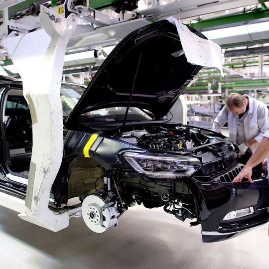 Covid-19 beschleunigt die Transformation der Hersteller – und kann für manche Hersteller das Ende und zahlreiche Fabriken die Schließung bedeuten. (Bild:  Volkswagen AG)