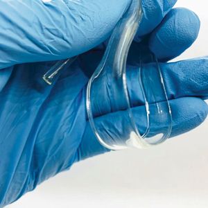 Un brin hautement transparent et flexible du bioplastique.(Source :  Lorenz Manker)