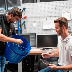 Der IA400 ist der bisher größte Innen-/Außenadapter von Fernco. Er verbindet unterschiedliche Rohrsysteme zuverlässig miteinander und bietet auf der Baustelle eine flexible Lösung für Neuinstallationen sowie die Anbindung beschädigter Rohrleitungen. (Bild:  Deckerform)
