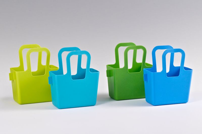 Tasche „Taschelini“ Originale (links): Koziol ideas for friends, Erbach, Deutschland. Plagiate (rechts): Herstellung China, Vertrieb durch Tokyo 1, Japan Houseware, Indonesien. (Aktion Plagiarius e.V.)