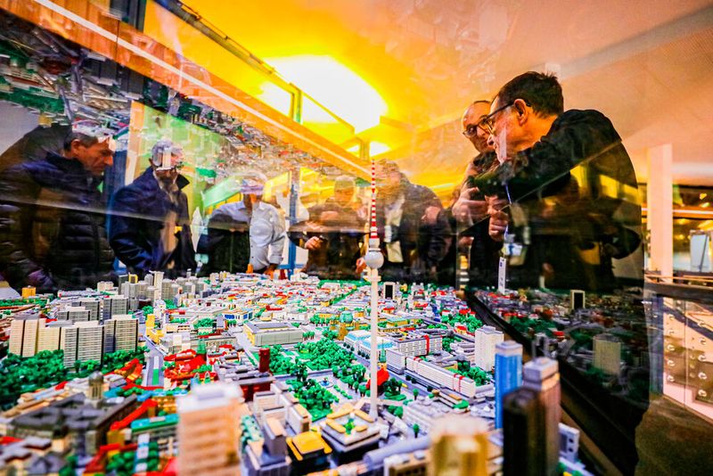 The view of the capital was spectacular, not only through the safety-glazed windows of the Berlin TV Tower, but also in miniature format. (Source: VDWF)