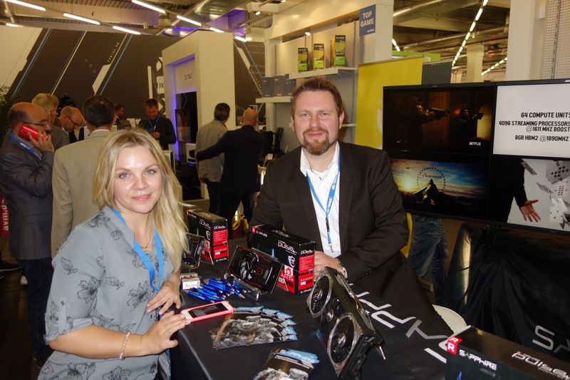 Alexander Schmidt, Sapphire, wird von der lieben Mijou Haas, Ingram Micro, fürsorglich betreut.  (Bild: IT-BUSINESS)