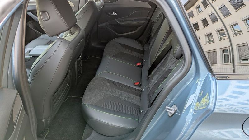 Das wirkt sich auch auf die Kniefreiheit für die Rücksitzpassagiere aus. Sitzt der Fahrer nicht zu weit hinten, reicht sie locker aus.  (Bild: Rosenow – VCG)