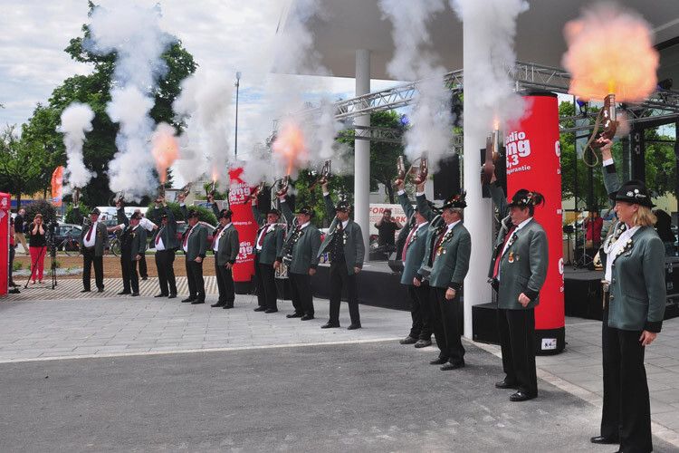 ...und feierten die neue Filiale mit Salutschüssen. (Foto: Automag)