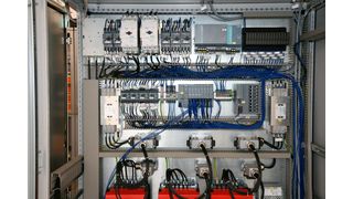 Oft als Nebensache behandelt aber unverzichtbar: das industrielle Kennzeichnen. Hier die Kennzeichnungsvielfalt in einem Schaltschrank.  (Bild: Vescon Installation GmbH)