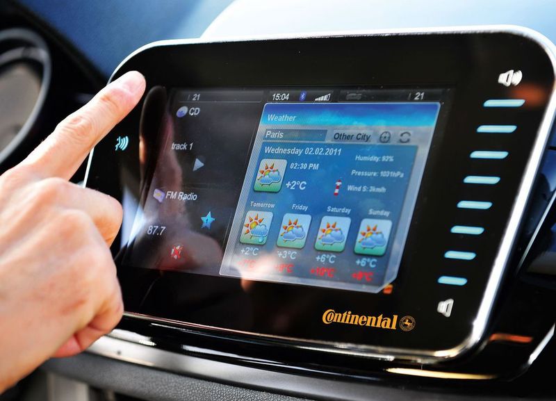 Blickfang im Cockpit des Forschungsfahrzeugs ist der frei stehende Monitor auf der Mittelkonsole. Mit seiner kapazitiven Oberfläche markiert er die nächste Generation des Touchscreens und bringt den Bedienkomfort moderner Tablet-PCs ins Auto.  (Bild: Continental)
