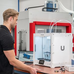 Der S6 wurde speziell für Ingenieure, Fertigungsteams und Wartungsmitarbeiter entwickelt und liefert zuverlässige 3D-Drucke zur Unterstützung der Produktion, der funktionalen Prototypenentwicklung und von Reparaturen auf Abruf.(Bild:  STUDIO DE BRINK)