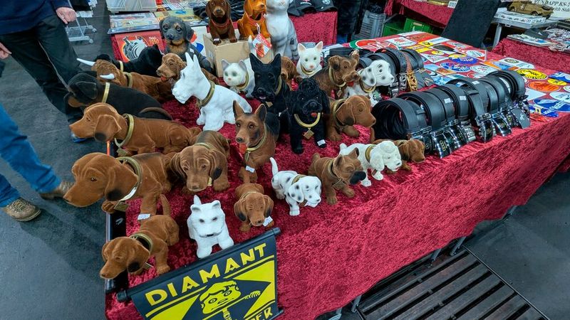 Was tun, wenn der eigene Hund kein Dackel ist? Kein Problem, dann kauft man eben einen Wackelpudel, oder einen Wackelterrier, oder ... (Bild: Dominsky – VCG)